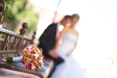 Gelin ve damat ile gelin buketi