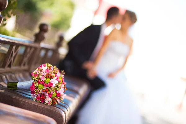 Bruden och brudgummen med brudbukett — Stockfoto