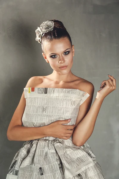 Junges Mädchen in einem Kleid aus handgeschöpftem Papier — Stockfoto