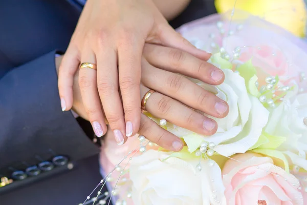 Sposa e sposo che si tengono per mano — Foto Stock