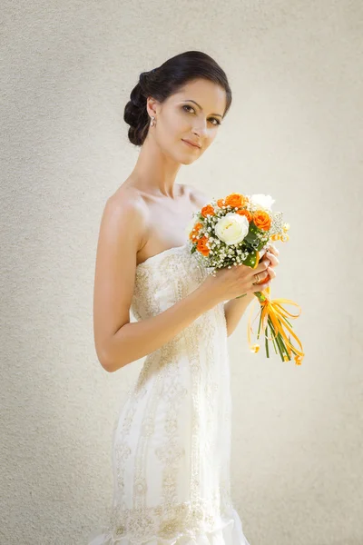 Beautiful young bride — Stock Photo, Image