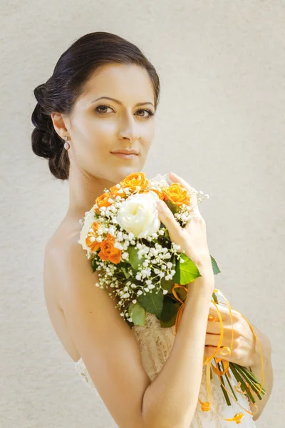 Bella giovane sposa — Foto Stock