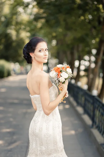 Beautiful young bride — Stock Photo, Image