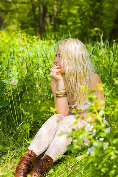 Hippies Mädchen sitzen und rauchen — Stockfoto