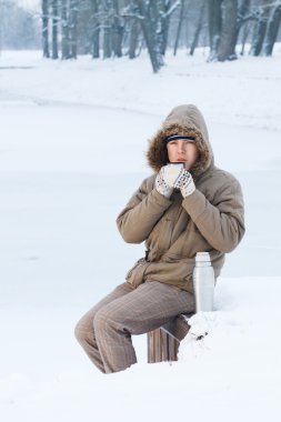 genç adam çay içme