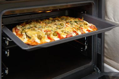 fırında pişirme pizza.