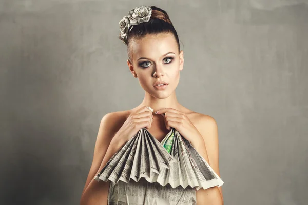 Chica joven en un vestido de papel hecho a mano — Foto de Stock