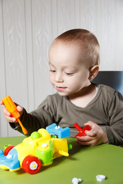 Little boy repairs auto — Stock Photo, Image