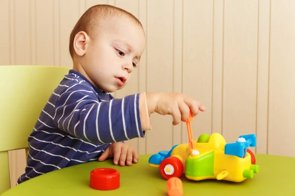 Kleine jongen reparaties auto — Stockfoto