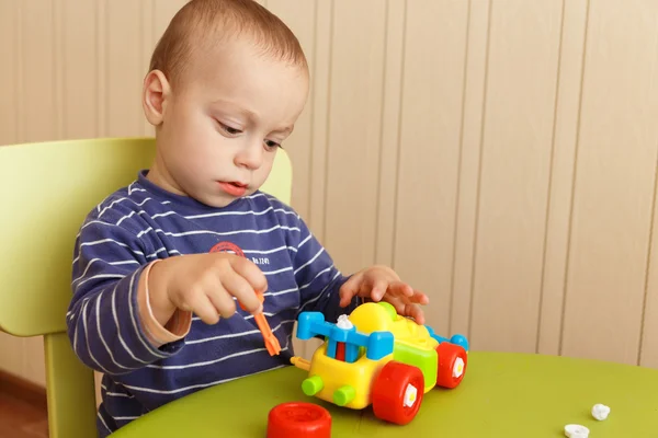 Kleine jongen reparaties auto — Stockfoto