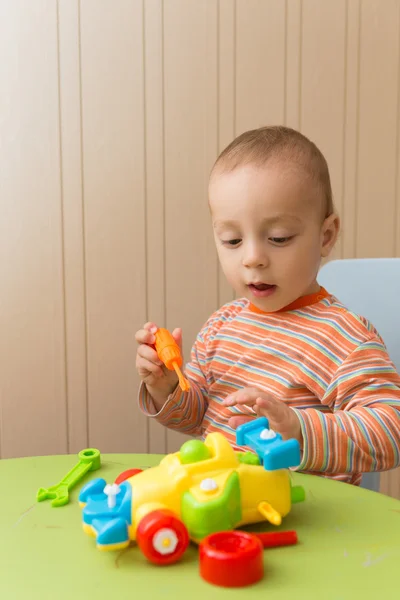 Little boy repairs auto — Stock Photo, Image