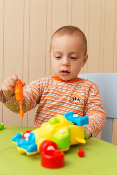 Kleine jongen reparaties auto — Stockfoto