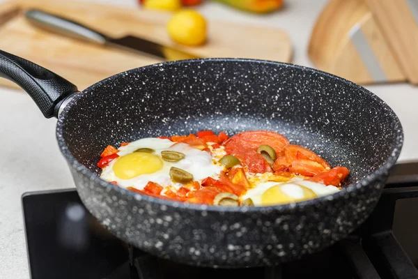 Poêle à frire avec œufs et tomates — Photo