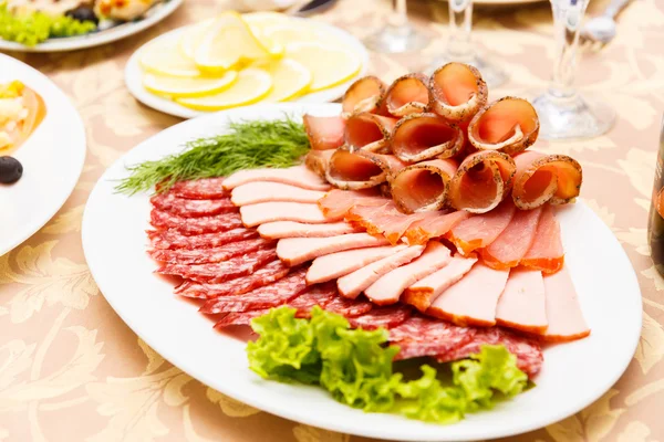 dilimlenmiş et ürünleri ile çanak