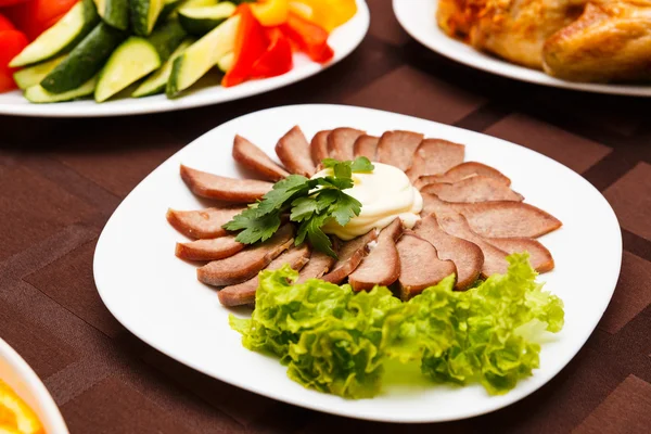 Plato con productos cárnicos en rodajas — Foto de Stock