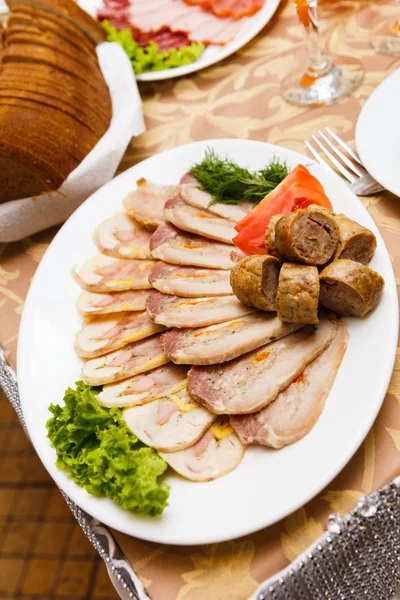 Plato con productos cárnicos en rodajas — Foto de Stock