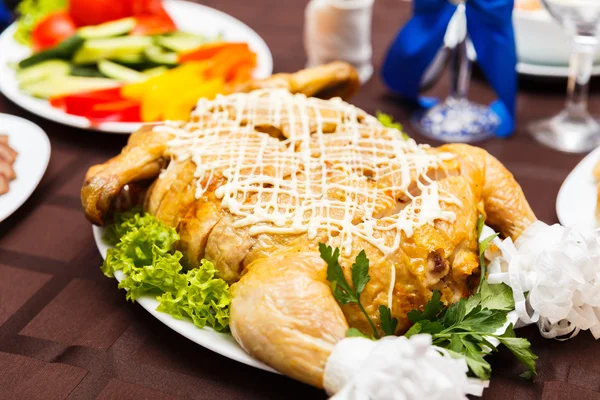 Pollo asado en plato blanco . — Foto de Stock