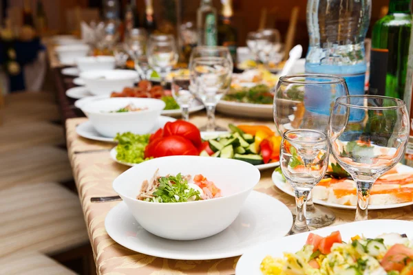 Servido para una mesa de banquete —  Fotos de Stock