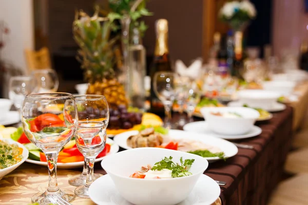 Servido para uma mesa de banquetes — Fotografia de Stock