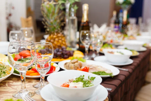 Servido para uma mesa de banquetes — Fotografia de Stock