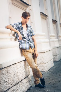 yakışıklı bir adam portresi