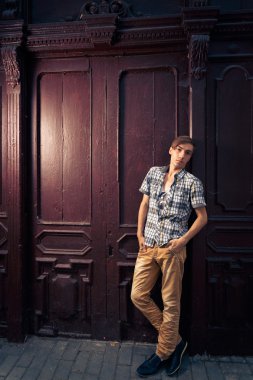 yakışıklı bir adam portresi