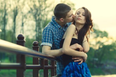 güzel genç bir çift kucaklayan