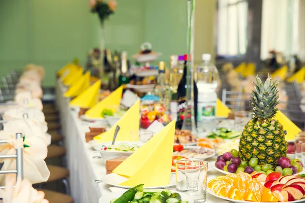 Servido para uma mesa de banquetes — Fotografia de Stock