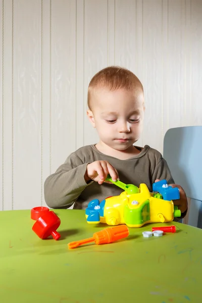 Little boy repairs auto — Stock Photo, Image