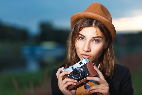 Hermosa chica hipster disparando —  Fotos de Stock