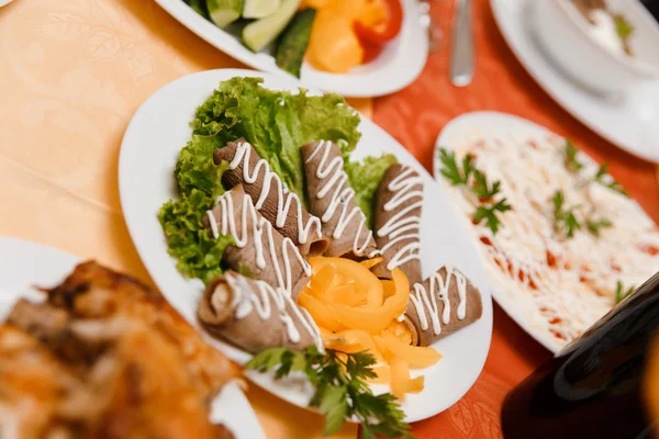 Plat avec des rouleaux de viande tranchés — Photo