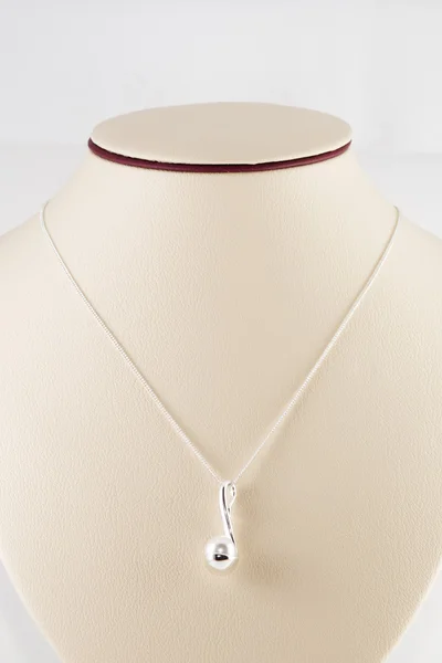 Stříbrný náhrdelník a přívěšek — Stock fotografie