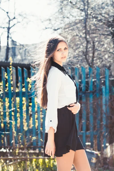 Hermosa chica en falda —  Fotos de Stock