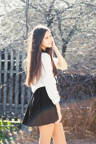 Hermosa chica en falda —  Fotos de Stock