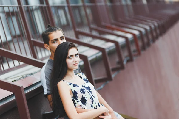 Jovem casal apaixonado — Fotografia de Stock