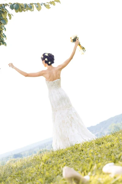 Jeune mariée marchant sur la prairie — Photo