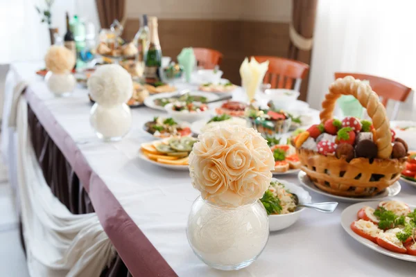 Servido para uma mesa de banquetes — Fotografia de Stock