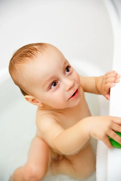 Bonito menino pequeno no banho — Fotografia de Stock