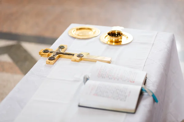 Çapraz, kupa ve İncil — Stok fotoğraf