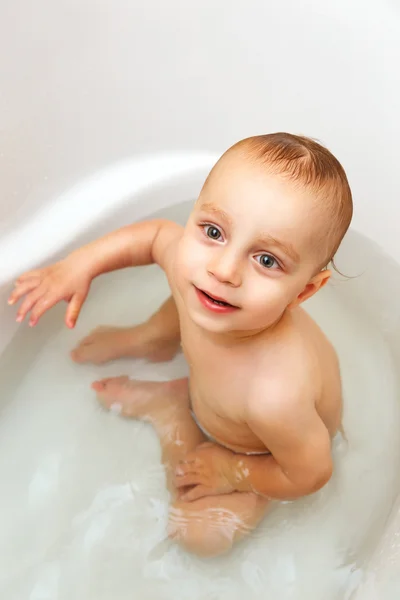 Lindo niño pequeño en baño —  Fotos de Stock