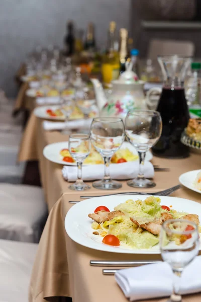 Servido para uma mesa de banquetes — Fotografia de Stock