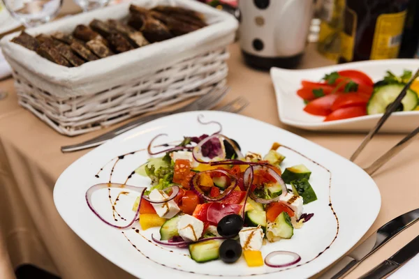 Teller mit griechischem Salat — Stockfoto
