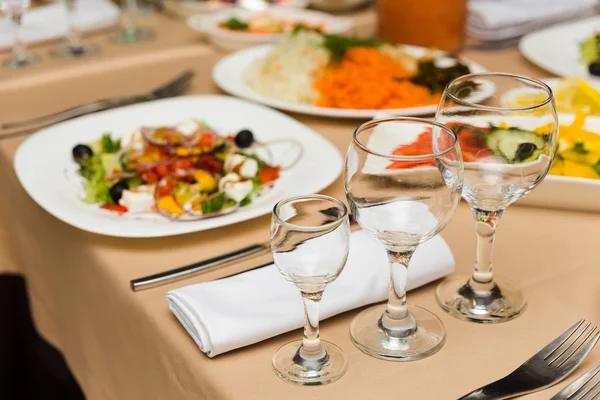 Teller mit griechischem Salat — Stockfoto