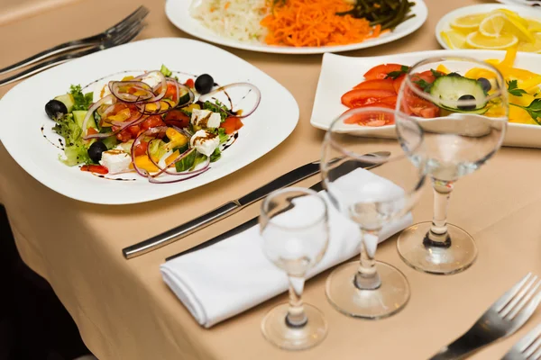 Plaat met Griekse salade — Stockfoto