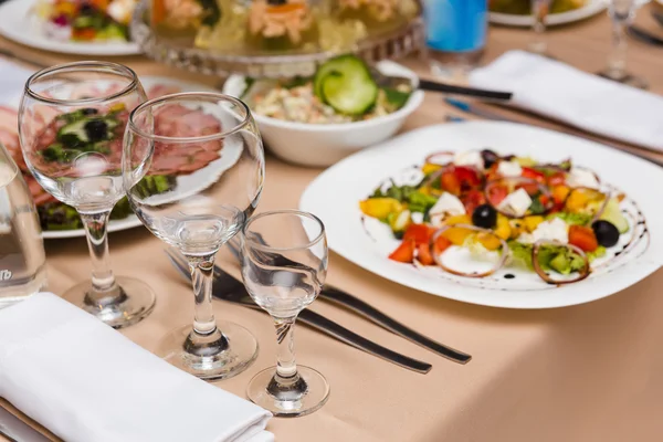 Teller mit griechischem Salat — Stockfoto