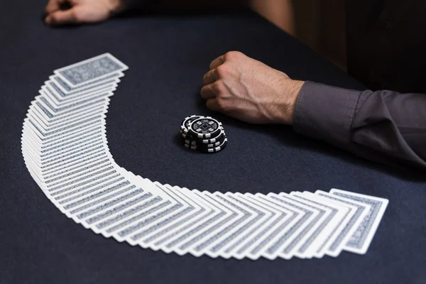 Dealer verteilt das Kartenspiel beim Pokerspiel — Stockfoto