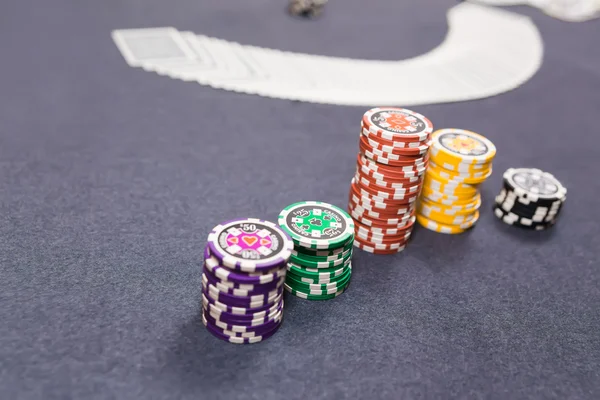 Distributeur écartant le pont au jeu de poker — Photo
