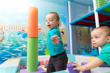 Küçük çocuk küplerle oynuyor.