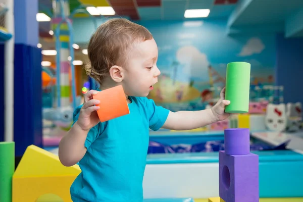 小さな男の子遊びますとともにcube — ストック写真