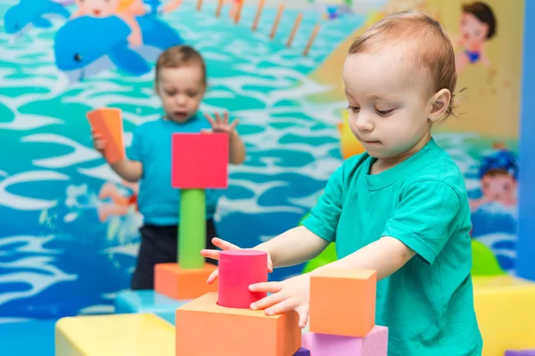 Маленький мальчик играет с кубиками — стоковое фото